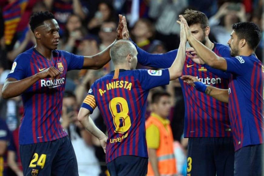 Iniesta celebran el gol de Coutinho con Luis Suárez, Gerard Piqué y Yerry Mina. Foto AFP