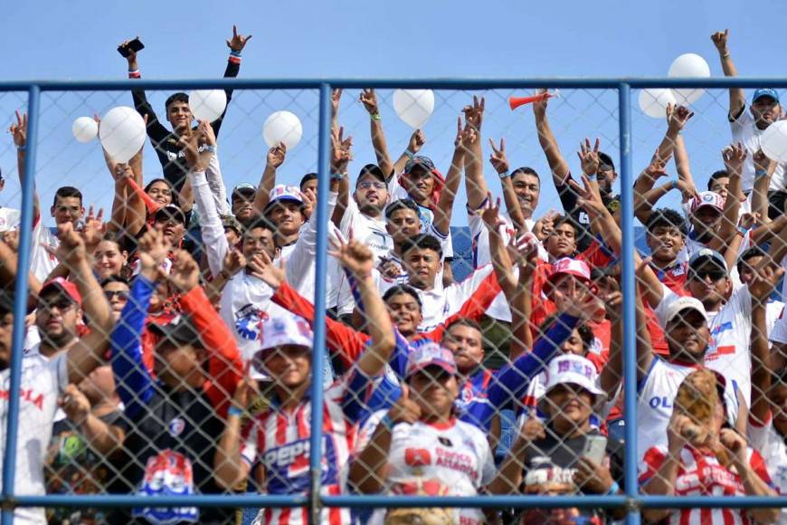 La Ultra Fiel también se hizo presente en el estadio Juan Ramón Brevé Vargas.
