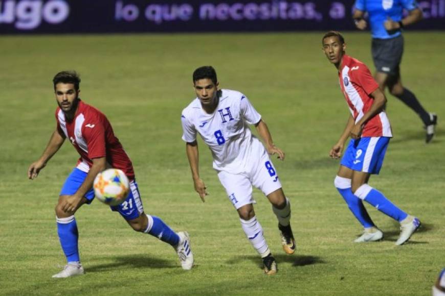 Carlos Pineda: El joven mediocampista del Olimpia fue titular ante Puerto Rico, ante Chile sale del 11 inicial. Su puesto lo ocupará Luis Garrido.