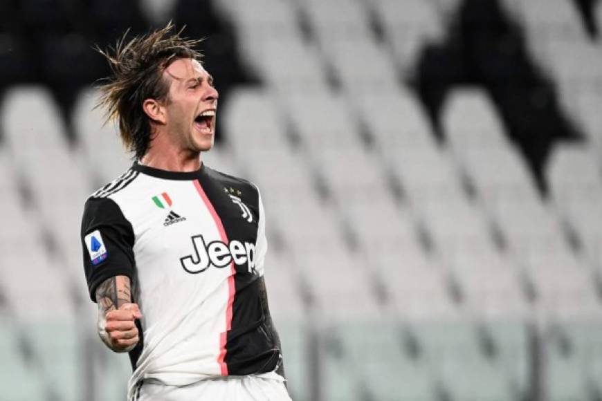 Federico Bernardeschi: El joven delantero italiano no se ha podido consolidar en la Juventus e inclusive ha perdido la titularidad. La prensa de Italia señala que podría salir del club.