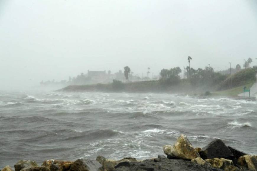 El fuerte oleaje azota la costa tejana cerca de Corpus Christi.