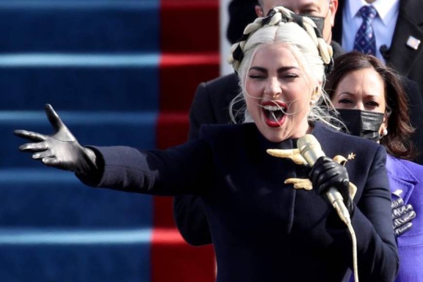 - Lady Gaga y su vestido -<br/><br/>Cuando todos los bien abrigados invitados tomaron asiento, Lady Gaga cantó el himno nacional de Estados Unidos blandiendo un micrófono dorado.