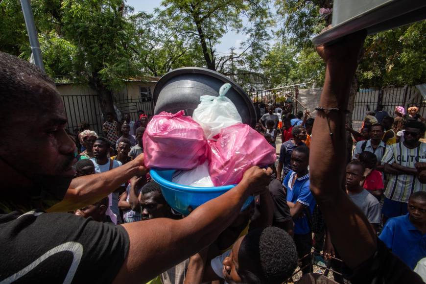  La situación sanitaria y humanitaria en la capital haitiana, Puerto Príncipe, está empeorando por el cierre de su aeropuerto y por la dificultad de acceso al puerto marítimo, cuyos alrededores están controlados por bandas armadas, advirtió el jueves la Organización Mundial de la Salud (OMS). 