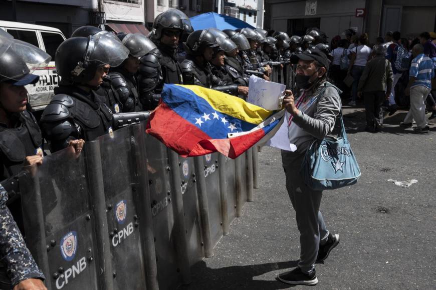 Uno de los que se dirigió a los policías fue Víctor Pérez, trabajador de una clínica privada, quien caminó con una pancarta en la que plasmó un mensaje dedicado a las fuerzas de orden pública, señaladas en el pasado de reprimir manifestaciones: “Policía por tu salario también luchamos, yo lo que quiero es que se vaya (el presidente socialista) Nicolás (Maduro) ya”, dijo.