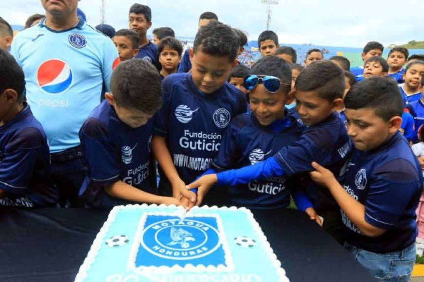 El Motagua tuvo un bonito gesto con pequeños aficionados que llegaron al estadio Nacional como celebración del Día del Niño.