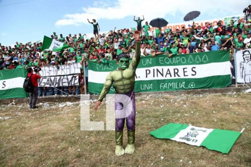 El pequeño aficionado, con un traje de Hulk, puso el ambiente en el campo.