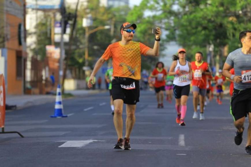 Un participante en la Maratón aprovecha tomarse una selfie durante su recorrido.