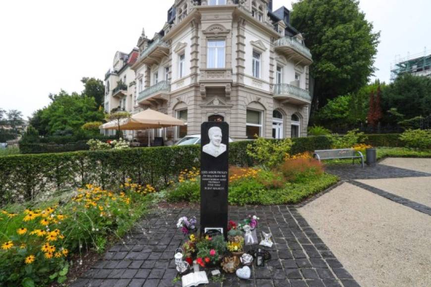 "Flores y objetos conmemorativos son colocados junto a una estatua del artista estadounidense Elvis Presley (1935-1977) frente al Hotel Villa Grunewald (antiguamente Hotel Grunewald), donde una vez estuvo alojado el cantante en Bad Nauheim, Alemania.<br/><br/><br/>Presley sirvió al ejército estadounidense entre 1958 y 1960 y estuvo destinado en Friedberg, al oeste de Alemania, donde vivió en la ciudad vecina de Bad Nauheim en el estado de Hesse. "