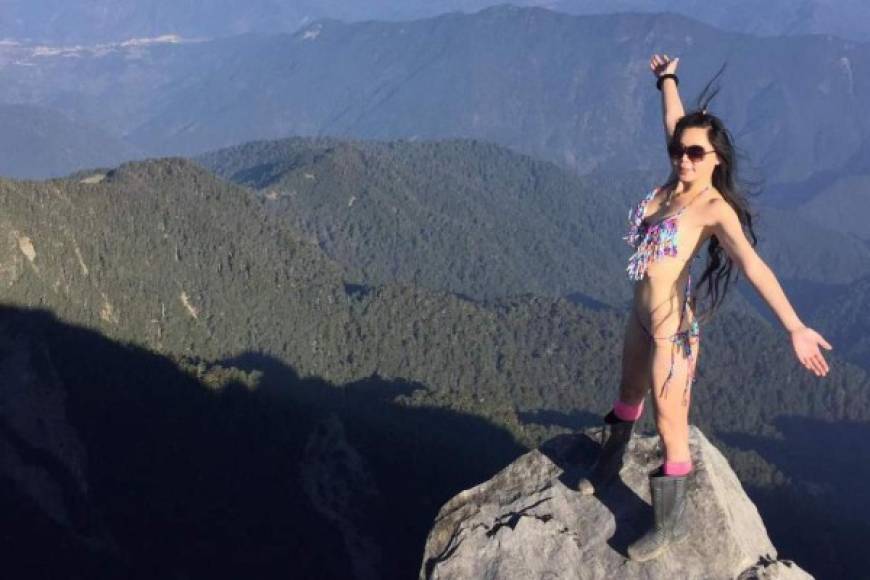 La joven taiwanesa sumó muchos seguidores con sus publicaciones de autorretratos en bikini en las cimas de las montañas.