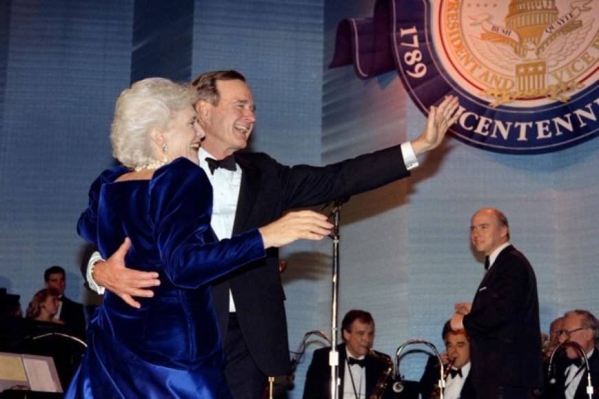 Su esposo, George H. W. Bush, llegó a la presidencia en 1989 después de ser vicepresidente bajo el mandato de Ronald Reagan. En la imagen, tomada el 20 de enero de 1989, ella baila junto a su esposo durante un baile inaugural en el Pension Building en el centro de Washington.Imagen AFP