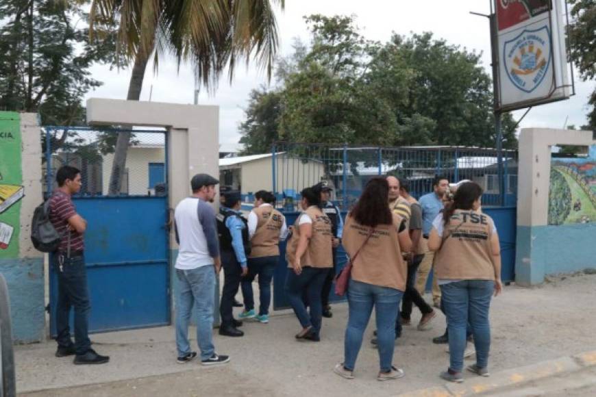 Un grupo de custodios electorales del TSE cuando ingresan a la escuela Urbana Mixta Gabriela Mistral de La Lima, Cortés.