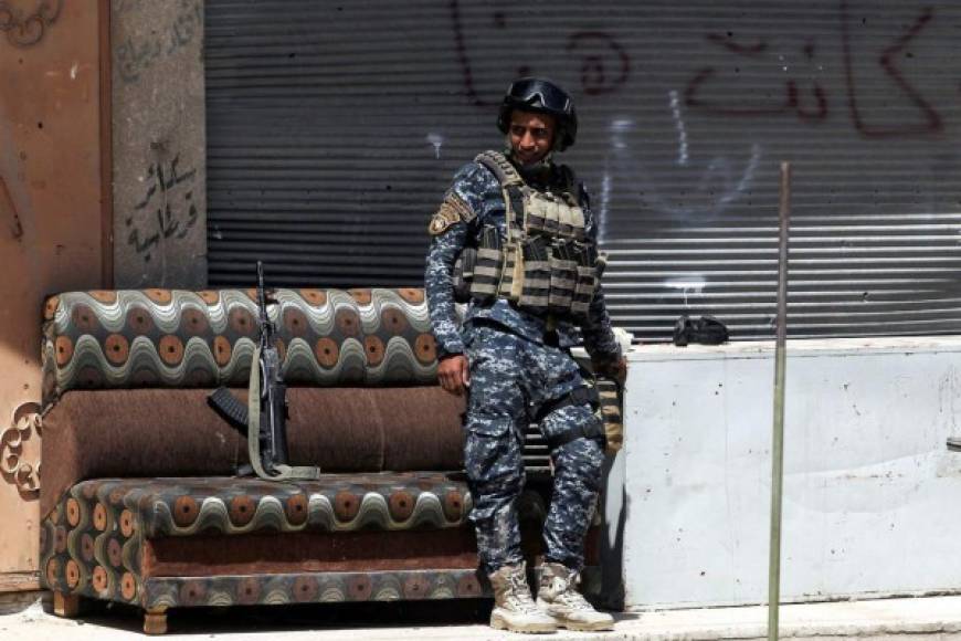 Un miembro de las fuerzas iraquíes toma un descanso