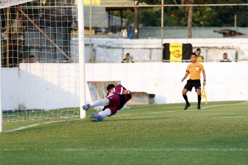 Sandro Cárcamo no pudo parar el penal de Víctor Moncada para el empate en el marcador global, 3-3.