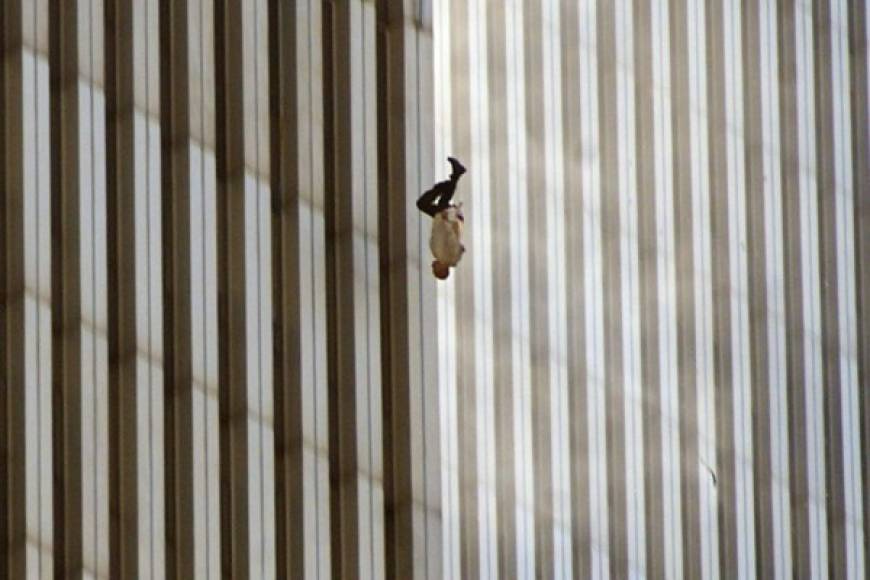 El Hombre que Cae' ('The Falling Man'), fue fotografiado unos segundos antes de su muerte el 11 de septiembre del 2001 y nunca fue identificado. La fotografía, tomada por Richard Drew.