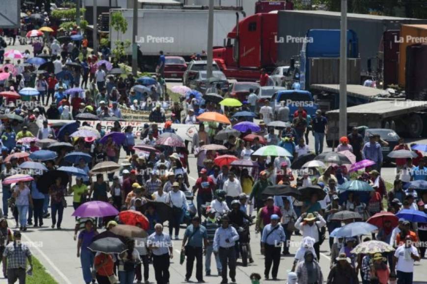En San Pedro Sula las salidas están cerradas por maestros, enfermeras, médicos, estudiantes.