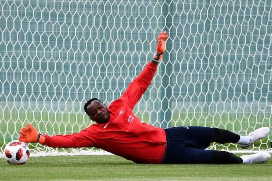 Steve Mandanda: El portero es originario de la República Democrática del Congo pero se nacionalizó francés.