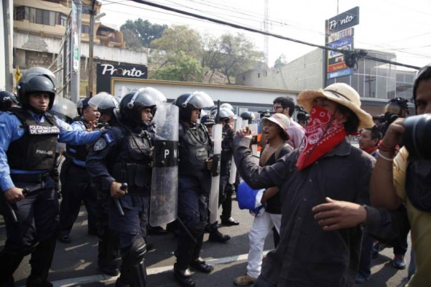 El enfrentamiento entre los miembros de esta organización y los policías dejó seis personas detenidas y un menor herido.