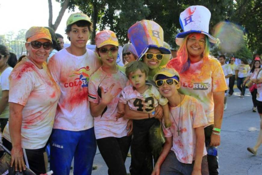 Trajes y colores estuvieron presentes en el Colorun 2014.