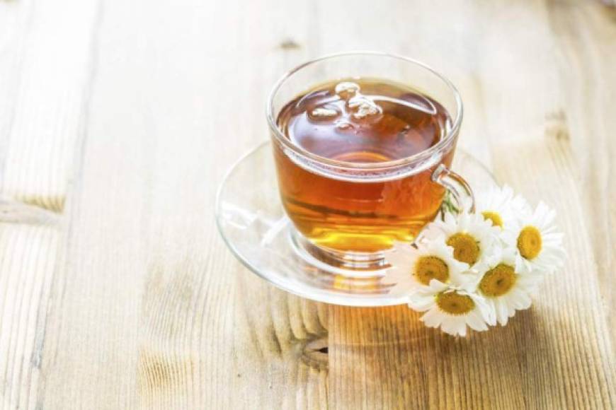 Beber té de manzanilla ayuda a aliviar los sentimientos de miedo abrumador, ataques de pánico y la fatiga, ya que promueve la relajación sin exceso de sedación.