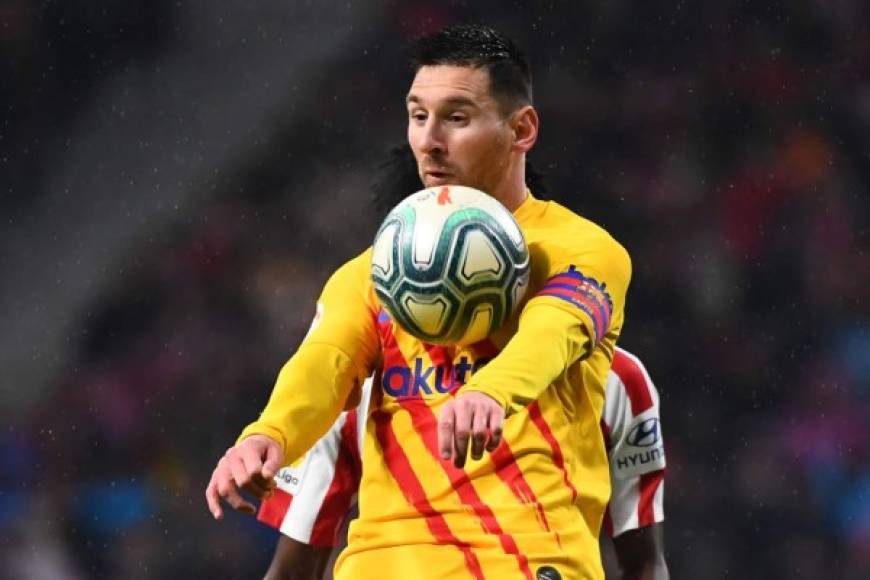 Lionel Messi bajando el balón con el pecho en un lance del partido.