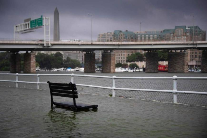 Las fuertes lluvias también inundaron varias estaciones del metro en la capital.