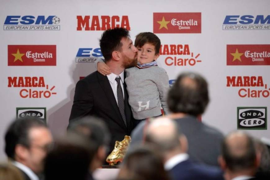Messi cargando en brazos a su hijo Thiago durante el acto.