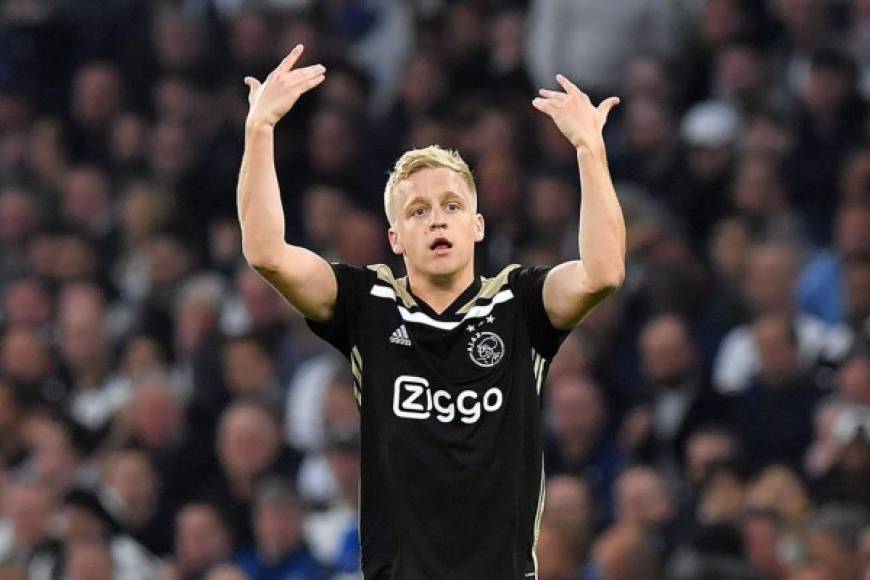 Donny van de Beek sería objetivo del Borussia Dortmund para reforzar el equipo alemán. Según Kicker, el director deportivo del club alemán, Michael Zorc, quiere adelantarse a otro clubes europeos y por ese motivo viajó a Ámsterdam para ver el Ajax - Tottenham y reunirse con el entorno del jugador para agilizar su fichaje.