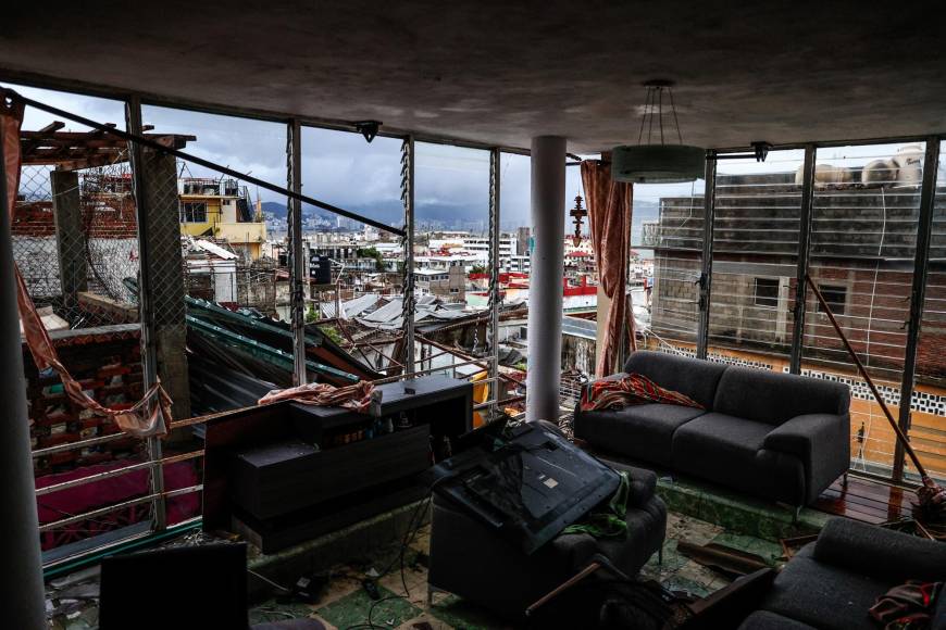 El potente huracán se llevó ventanales enteros de apartamentos en segundas plantas del vecindario de Acapulco, México. 