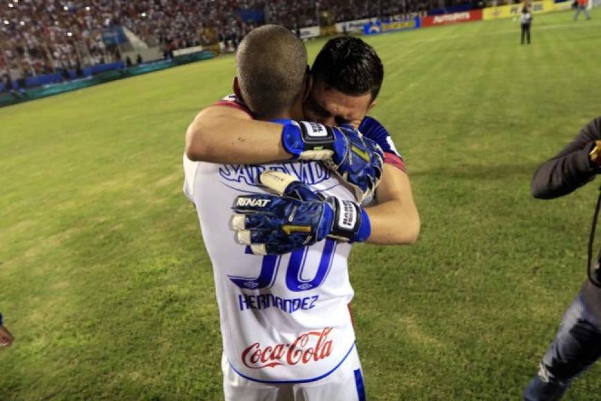 Emotivo abrazo del portero Harold Fonseca con el delantero Eddie Hernández.