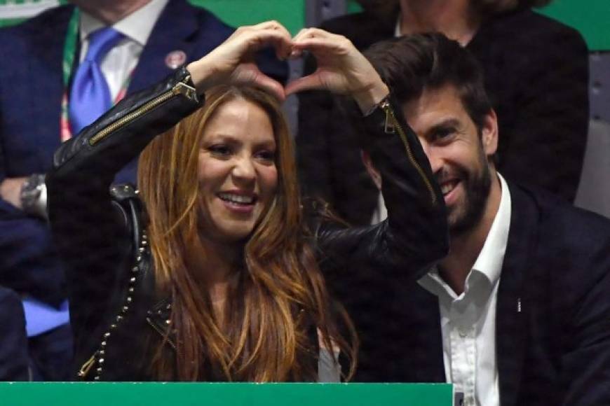 Después de su presentación, Shakira se sentó en la grada junto a su esposo Gerard Piqué para ver la final de la Copa Davis.