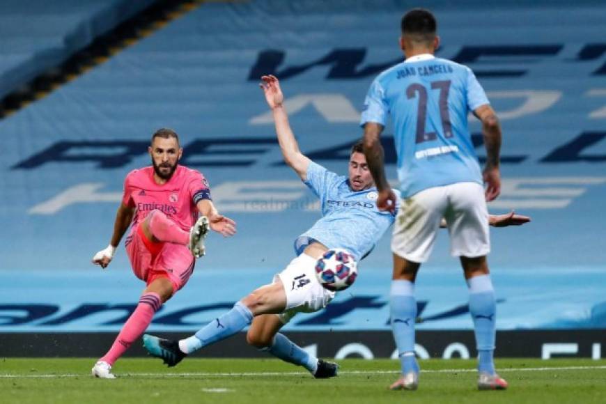 Benzema estuvo cerca de hacer un segundo gol con este derechazo que tapó el portero del City.