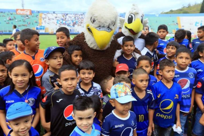 Las mascotas del Motagua también celebraron con los niños en el estadio Nacional.