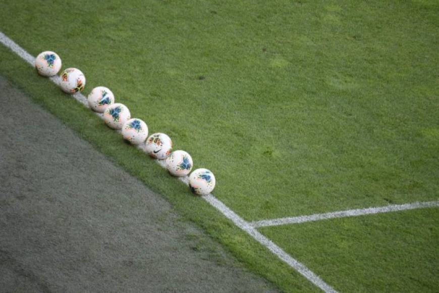 Así se colocaron los balones de fútbol en los partidos. Los recogepelotas no pueden estar en los terrenos de juego.