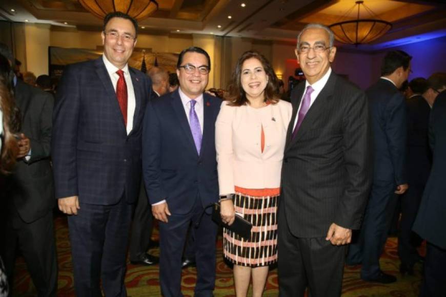 Luis Zelaya también estuvo junto al expresidente de Honduras, Carlos Flores, en la celebración del 242 aniversario de Independencia de los Estados Unidos.