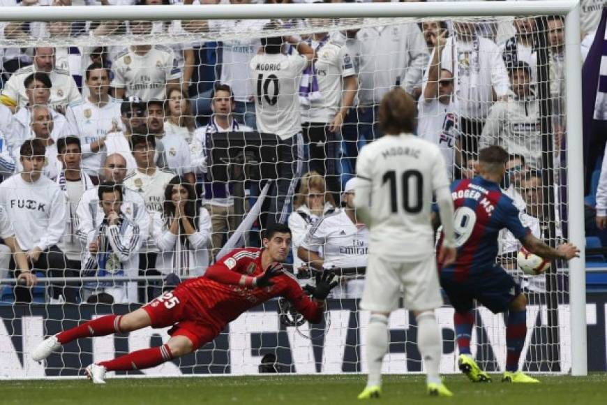 El delantero del Levante, Roger Martí, marca el penal ante el portero Real Madrid, Thibaut Courtois, para aumentar a 0-2 el marcador en el Bernabéu. Foto EFE