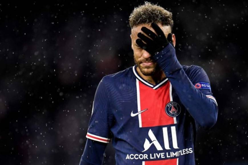 La tristeza era evidente en Neymar tras la derrota del PSG ante Manchester City. Foto EFE.