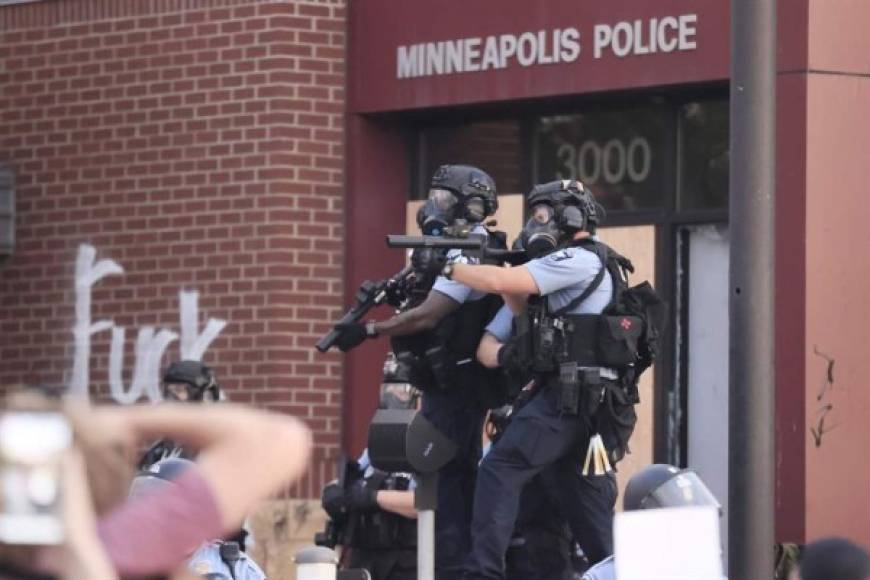 Las protestas en Mineápolis (Estados Unidos) por la muerte del afroamericano George Floyd a manos de policías se recrudecieron ayer por la noche con enfrentamientos y saqueos, mientras crecen los llamados al arresto de los agentes responsables del crimen.