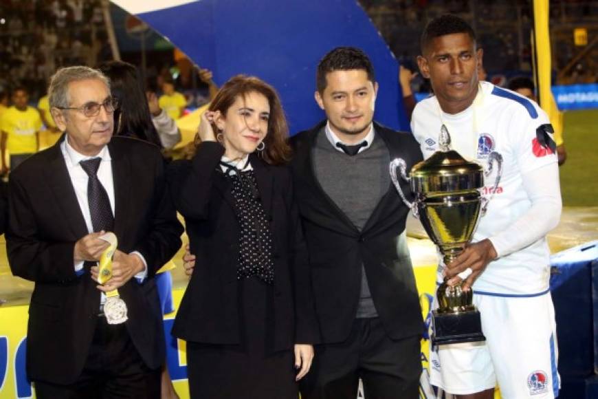 Carlo Costly, como capitán del Olimpia, recogió el trofeo de subcampeón.