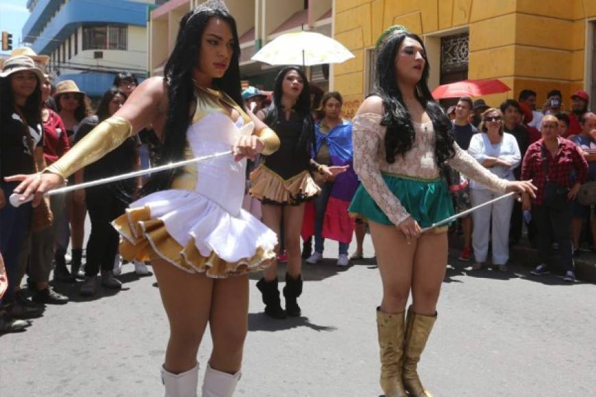 Los miembros de la comunidad LGBTIQ de Honduras desfilaron junto al FNRP en Tegucigalpa.