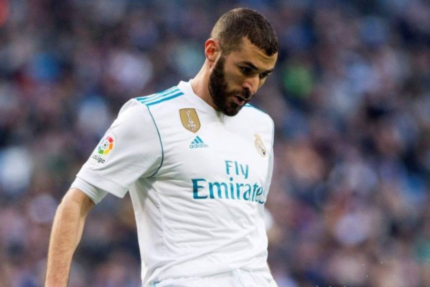 Uno de los jugadores que se encuentra en la puerta de salida del Real Madrid es Karim Benzema. Según cuenta El Bernabéu, el delantero está pasando un momento muy delicado, y es que las informaciones que apuntan a su salida del club ganan más y más fuerza cada día que pasa. Su gran socio (Cristiano Ronaldo) y su apoyo en el vestuario (Zinedine Zidane) han dejado el club, y con ellos su continuidad está en seria duda. Ofertas no le faltan, y es que el Napoli de Carlo Ancelotti sería uno de los clubes más interesados.