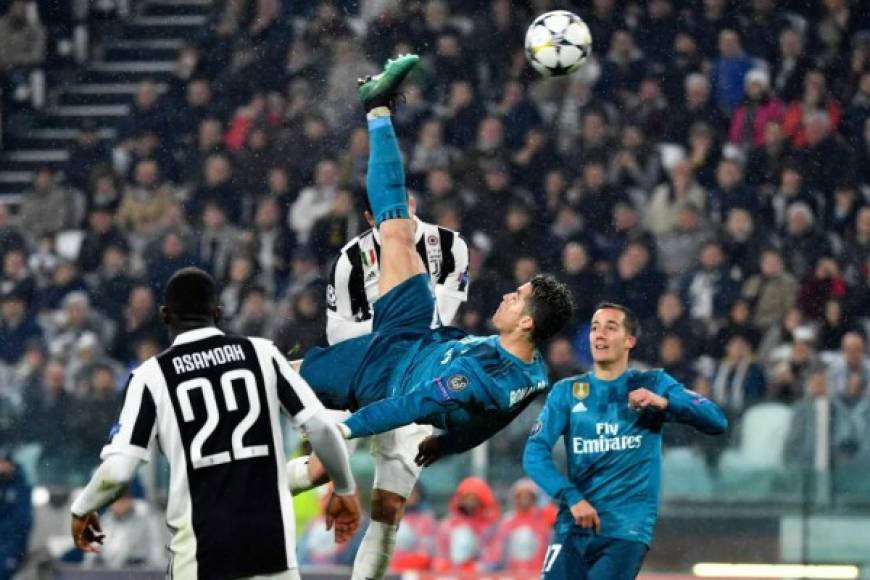 Golazo. Cristiano Ronaldo anotó un impresionante gol de chilena que le dio la vuelta al Mundo. Fue en la visita de Real Madrid contra la Juventus, en la cual los madridistas ganaron 3-0 en la pasada edición de la Champions League. Tras su obra de arte, la afición de Juventus ovacionó al portugués reconociendo su increíble gol. Este gesto podría ser vital para que Cristiano prefiera irse a Juventus que seguir en Real Madrid, donde son conocidos sus problemas con Florentino Pérez, presidente madridista. Foto: RealMadrid.com