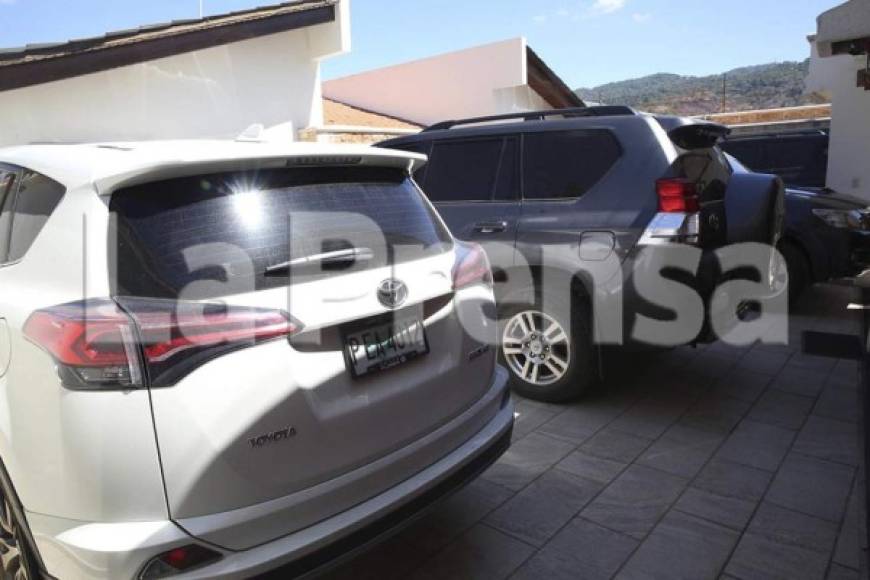 Las dos camionetas en la imagen fueron aseguradas por la Oficina Administradora de Bienes Incautados (Oabi).