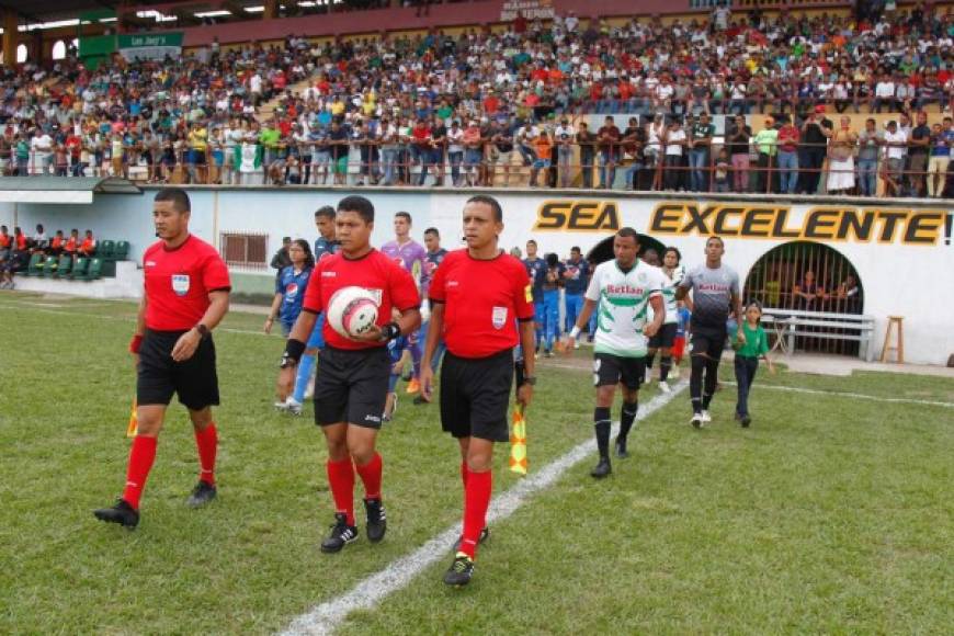 La salida al campo de los equipos titulares de Juticalpa y Motagua en el estadio Juan Ramón Brevé Vargas.