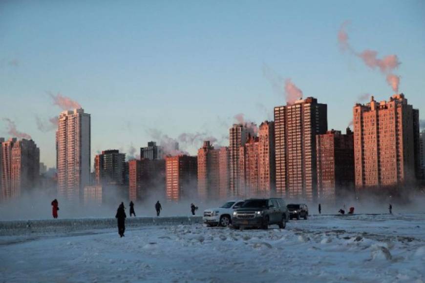 'Las temperaturas están poniendo vidas en riesgo y tenemos que actuar en consecuencia. Manténganse abrigados', pidió el alcalde de Chicago Rahm Emanuel a los ciudadanos.