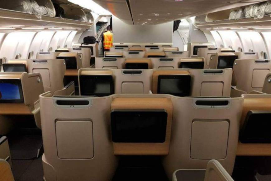 El equipo nacional australiano se ubicó en los 28 asientos de clase ejecutiva a bordo del avión Qantas Airbus A330, que normalmente tiene capacidad para más de 300 personas, pero en estos vuelos se transportan alrededor de 50.
