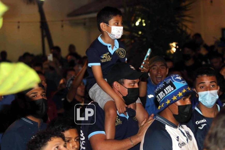 Algunos aficionados del Motagua llegaron con sus hijos para apoyar al equipo.