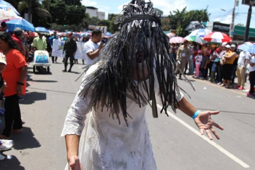 Los personajes del folklore hondureño también desfilaron, en la imagen 'La Sucia'.