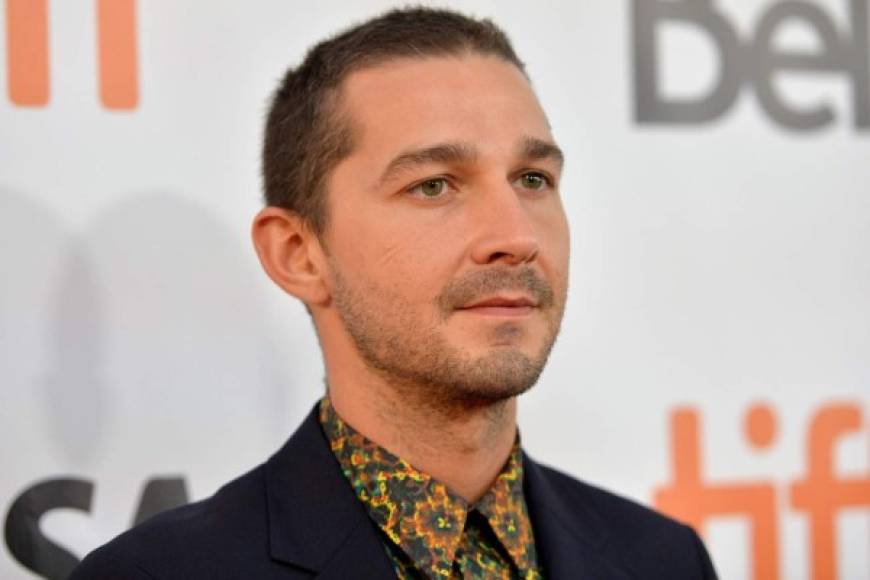 Shia LaBeouf. Debido a su difícil infancia, en la que pasó hambre, el actor tuvo problemas para adaptarse a la fama. Y a pesar de los millones de dólares que posee, gracias a películas como Transformers, en 2016, el intérprete solo gasto 700 dólares en su sencilla boda con Mia Goth en Las Vegas, EUA. Dos años después, la pareja se separó. Por otro lado, es común ver al actor estadounidense caminando por las calles de Los Ángeles con ropa muy sencilla.