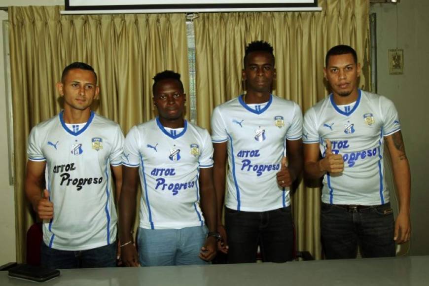 De izquierda a derecha: David Mendoza, José García, Bryan Johnson y Denovan Torres han sido presentados como los nuevos refuerzos del Honduras Progreso. Wilmer Cruz comienza a armar a su club.