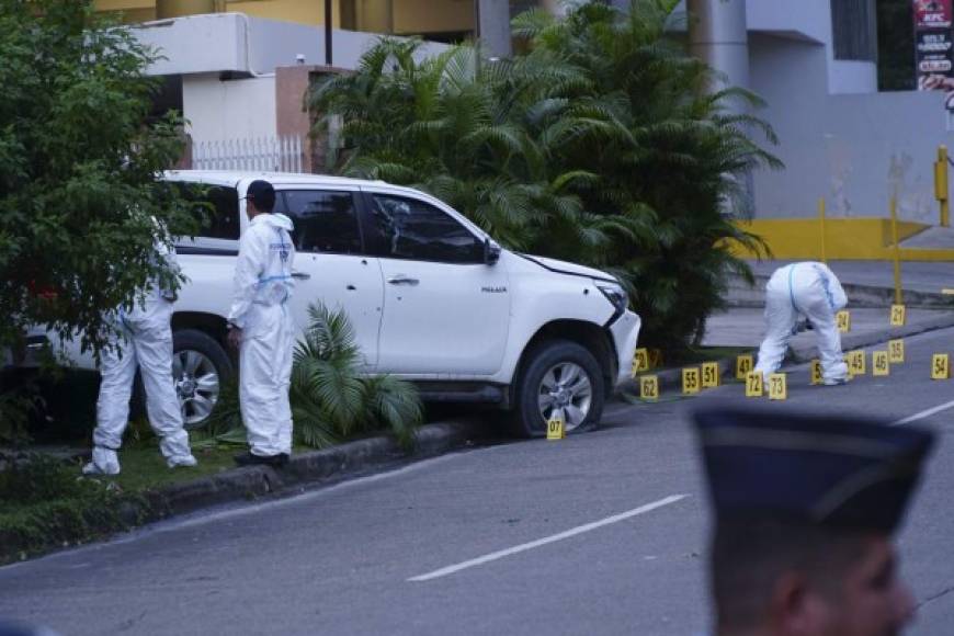 Videos de cámaras de seguridad muestran cómo cuatro de los sicarios se bajan de la camioneta gris Nissan Pathfinder, con placas PDJ 3781, en medio de la calle y se dirigen rápidamente al auto en que estaban las víctimas y se acercan para rematarlas.